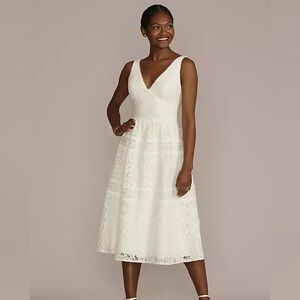 DB STUDIO
midi-length lace v-neck dress banded trim size 14

STYLE# SDWG1083